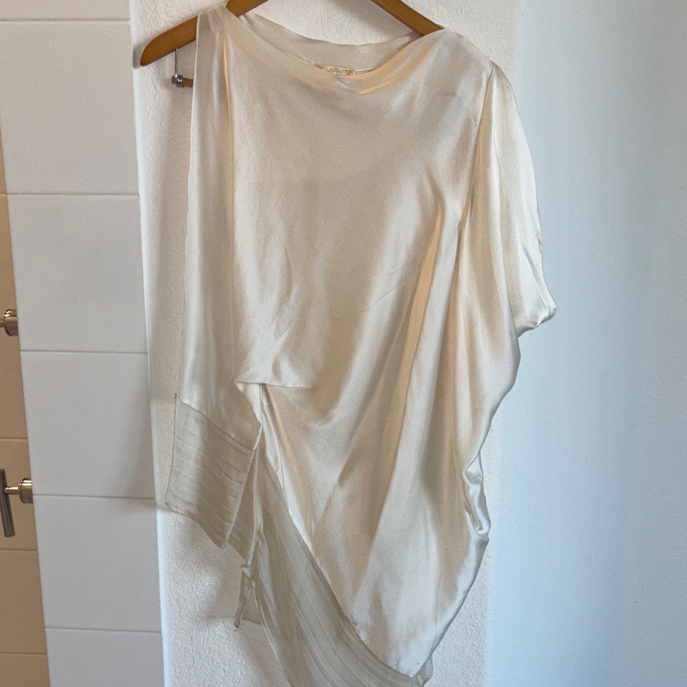 Gold Hawk NWOT Elegant Cream Asymmetrical Tunic